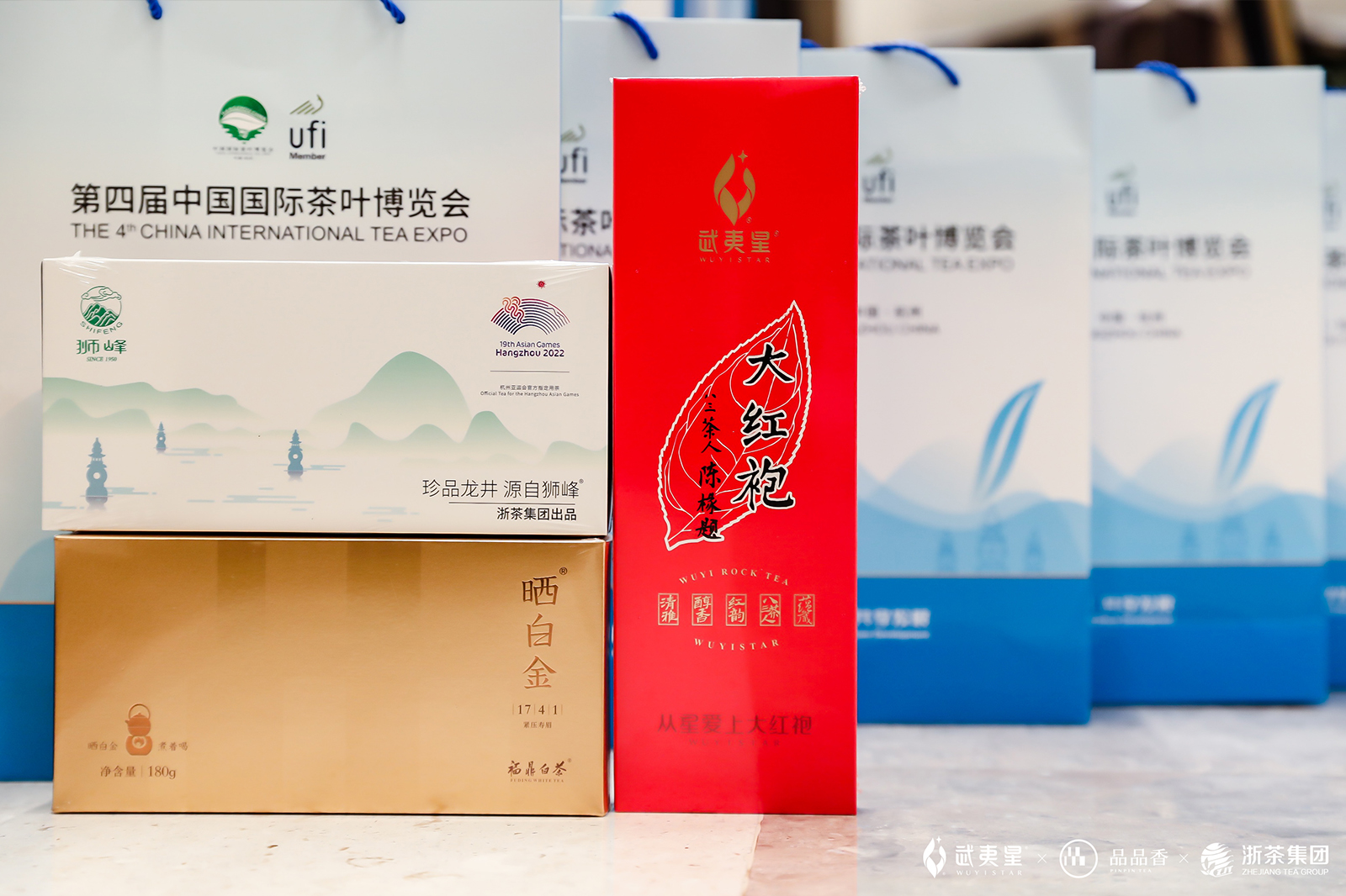 西湖龍井、武夷巖茶、福鼎白茶產(chǎn)品會場展示