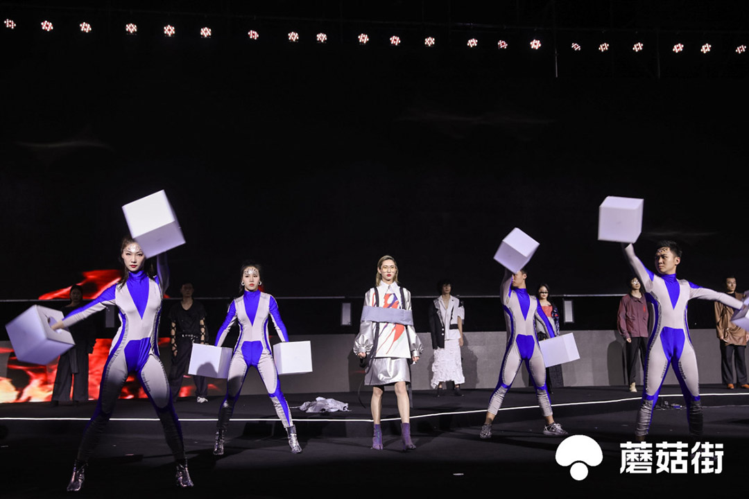 “伊德服人，穿行未來(lái)”走秀表演